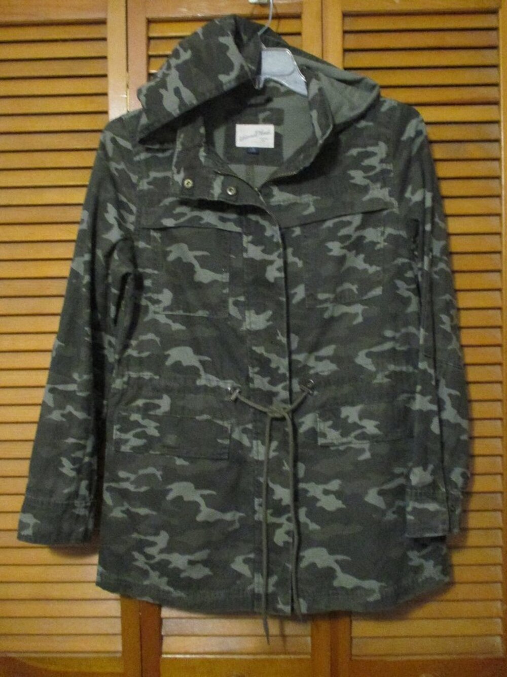 Universal Thread camo jacket with hood lots of pockets